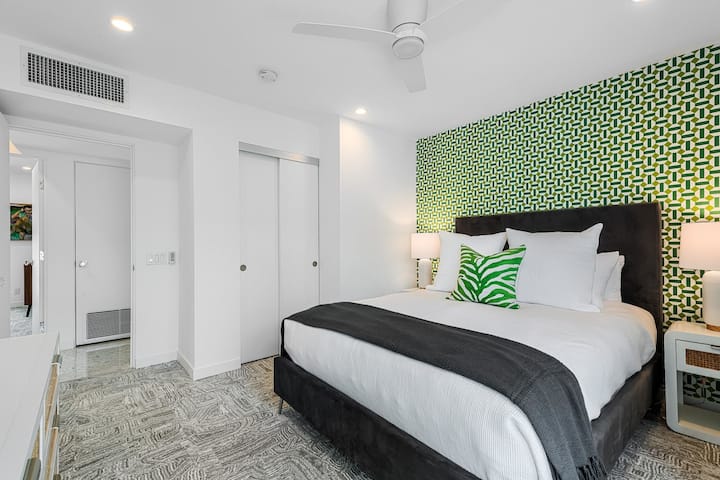 Te damos la bienvenida a nuestro espacioso cuarto dormitorio queen, ¡tu santuario para la relajación! Disfruta de acceso directo a un patio privado, perfecto para el café de la mañana o la observación de las estrellas por la noche. Experimenta comodidad y tranquilidad en este encantador refugio. ¡Tu escapada te espera!