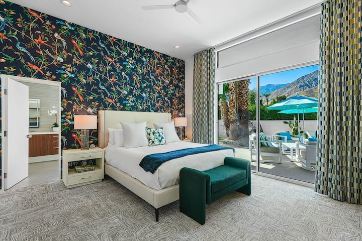 ¡Experimenta el lujo en nuestro espacioso dormitorio principal con baño privado y cama tamaño king! Disfruta de acceso directo al patio y a la piscina, creando un flujo interior-exterior sin fisuras. Relájate con estilo, toma el sol y desconecta en tu oasis privado. ¡Perfecto para tu escapada!