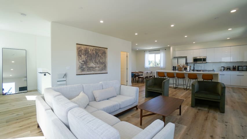 4 Bedroom Suites Boho-Chic Haven + 2 Parking