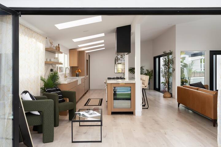 Pristine! 4 BR 3 BA |Hot Tub Pool Hike | Free Park gallery image 5