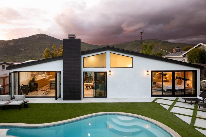 Pristine! 4 BR 3 BA |Hot Tub Pool Hike | Free Park gallery image 3