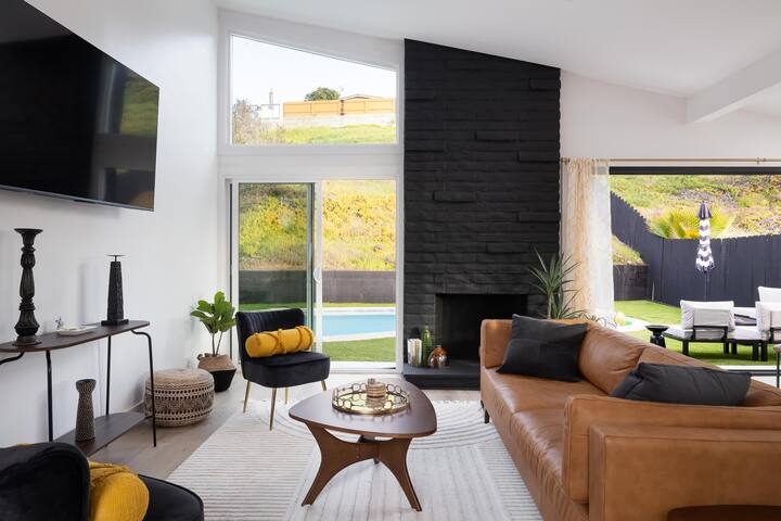 Pristine! 4 BR 3 BA |Hot Tub Pool Hike | Free Park gallery image 4