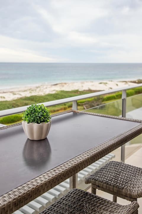 Absolute beachfront villa, Ledge Point