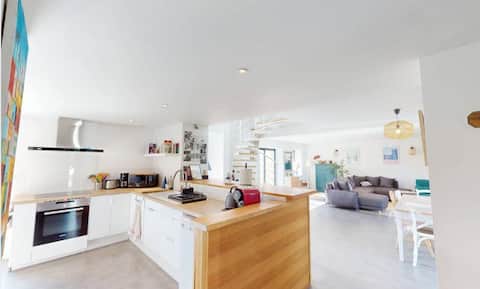 Large family home between the sea and countryside