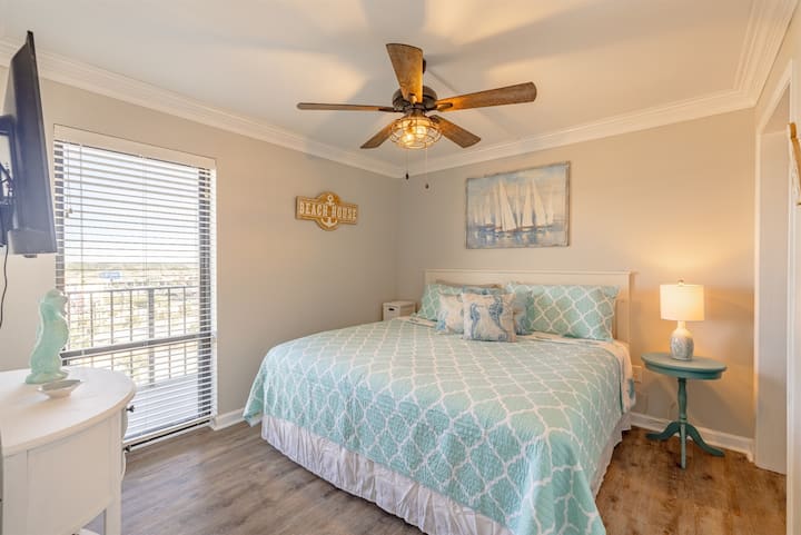 Chambre d'invité avec très grand lit et salle de bains privée