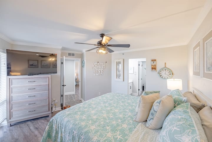 Chambre principale avec très grand lit et salle de bains privée