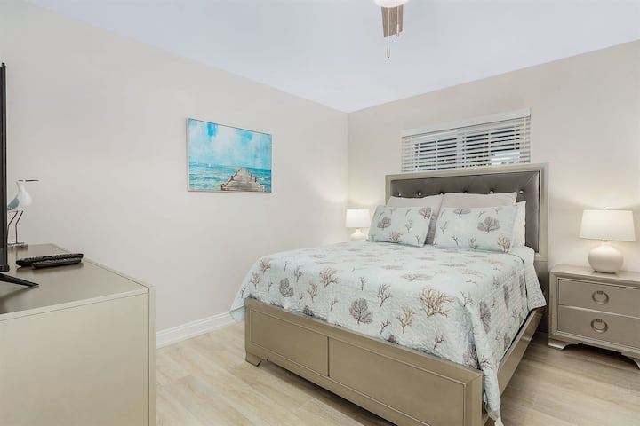 Ისიამოვნეთ დასვენებით და ნათელი დილაობით ამ საძინებელში.