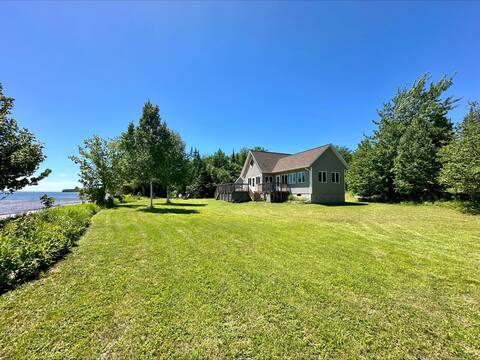 Morning Glory Lakeside Cabin: Great Location!