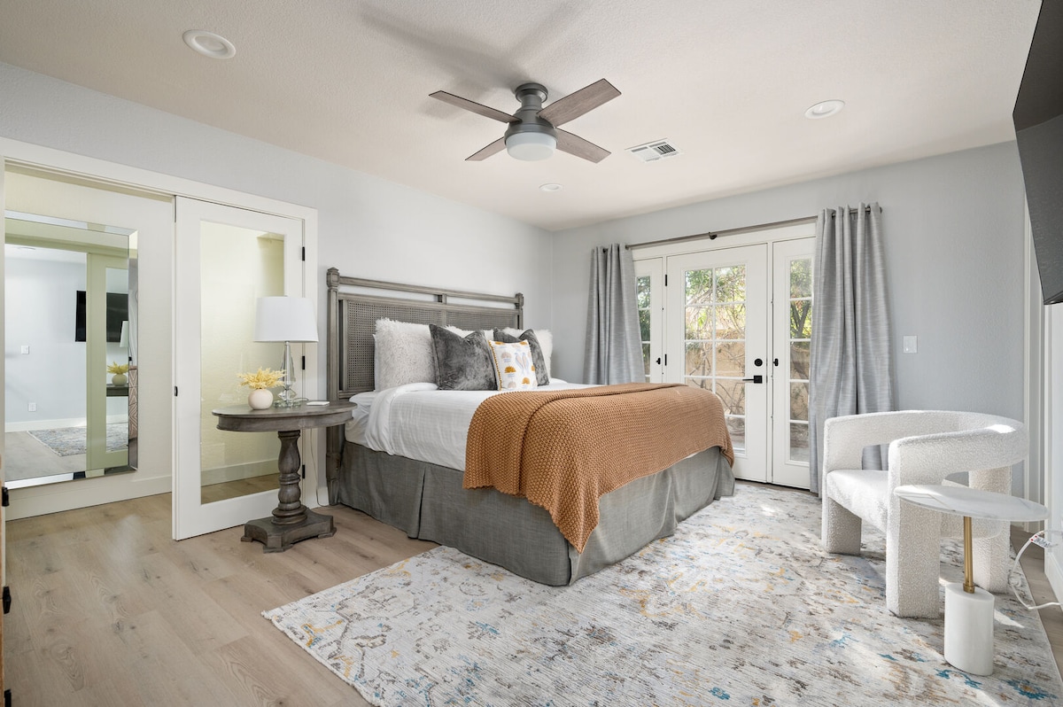 Dhomë gjumi kryesore me një suitë.