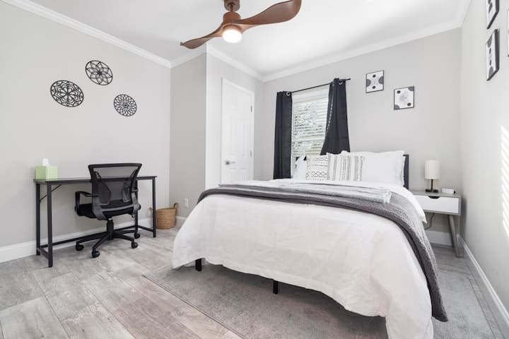 Táto príjemná spálňa je ideálnym útočiskom na pokojný pobyt s pohodlným lôžkom a očarujúcou výzdobou.