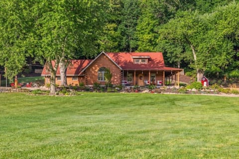 Red Cardinal Lodge 3 bedroom, 2 bath w/ Game Room
