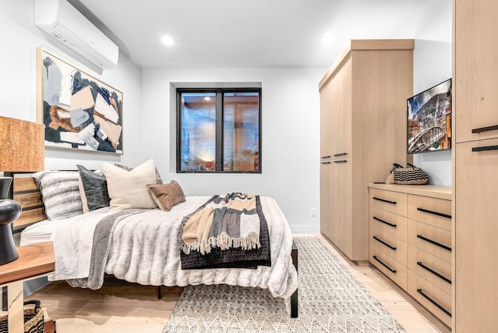 ห้องนอน 2: ล่องลอยสู่การหลับใหลที่สงบ ล้อมรอบด้วยสไตล์ที่คัดสรรมาและความสะดวกสบายที่เงียบสงบ