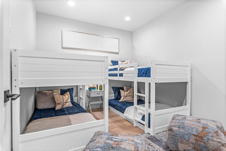 ห้องนอน 4 มีเตียงสองชั้นเต็มรูปแบบ 2 เตียงมีพื้นที่นอนมากมายสำหรับครอบครัวหรือเพื่อน