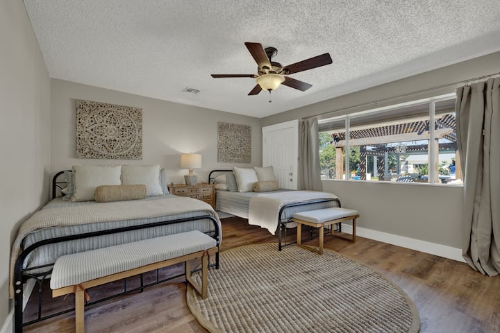 Trečiame miegamajame yra dvi dvigulės lovos.