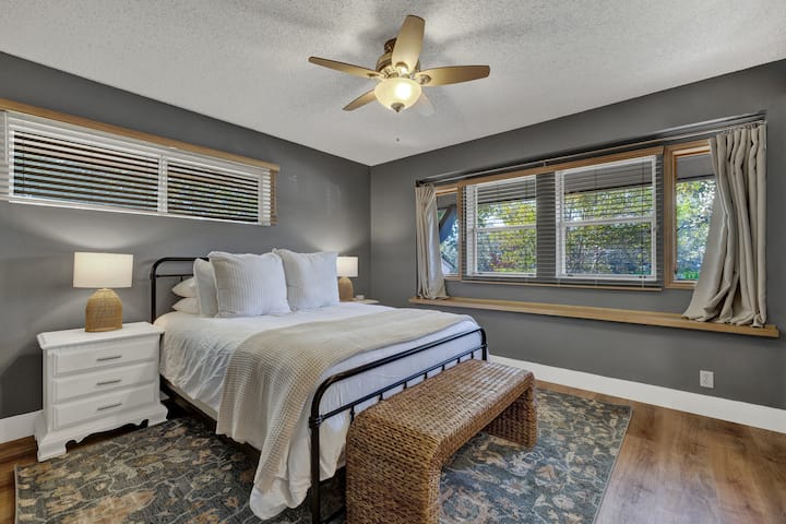 Dviejų miegamųjų dvigulė lova.