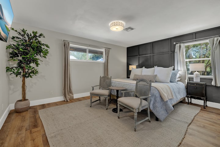 Pagrindiniame miegamajame yra karališka lova.