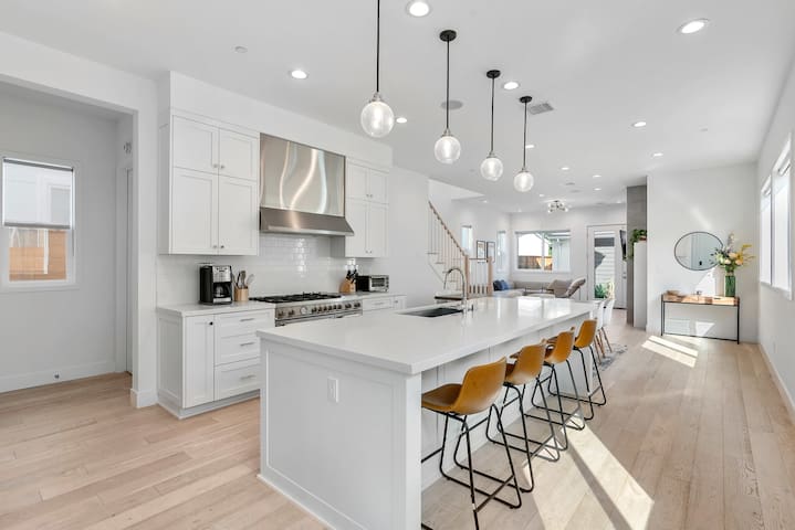 Trendy 4 BR Home Near W Hollywood & Beverly Hills