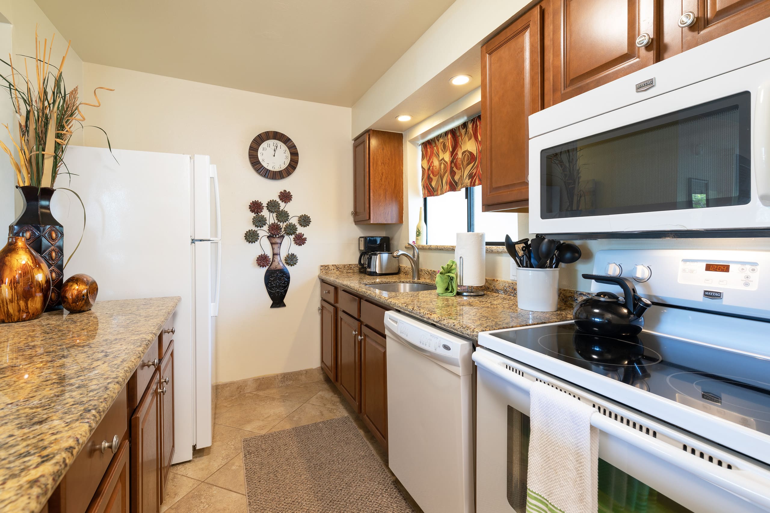 Condo in Wailuku · ★4.75 · 1 bedroom · 2 beds · 1 shared bath - Image 18