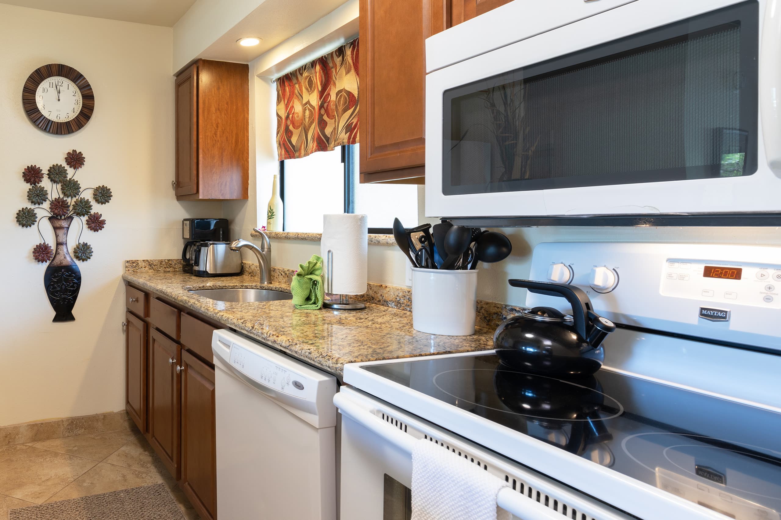 Condo in Wailuku · ★4.75 · 1 bedroom · 2 beds · 1 shared bath - Image 16