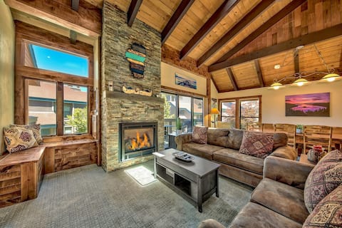 4BR with fireplace & pool/hot tub access