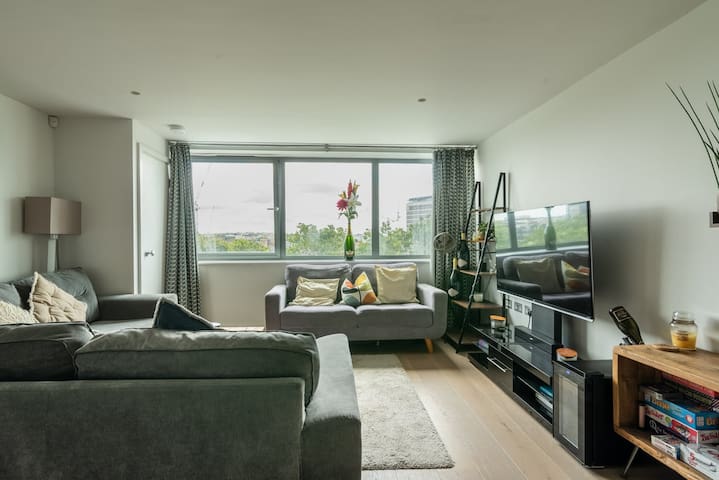Cohost Partners Stylish 2BR in Central Bristol gallery image 2