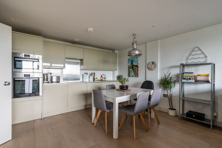 Cohost Partners Stylish 2BR in Central Bristol gallery image 3