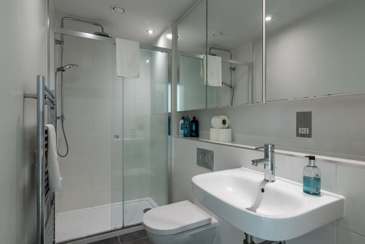 Cohost Partners Stylish 2BR in Central Bristol gallery image 5