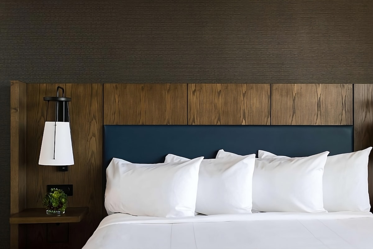 King sized bed! Exact unit will be assigned upon arrival. Views, colors and decor may vary.