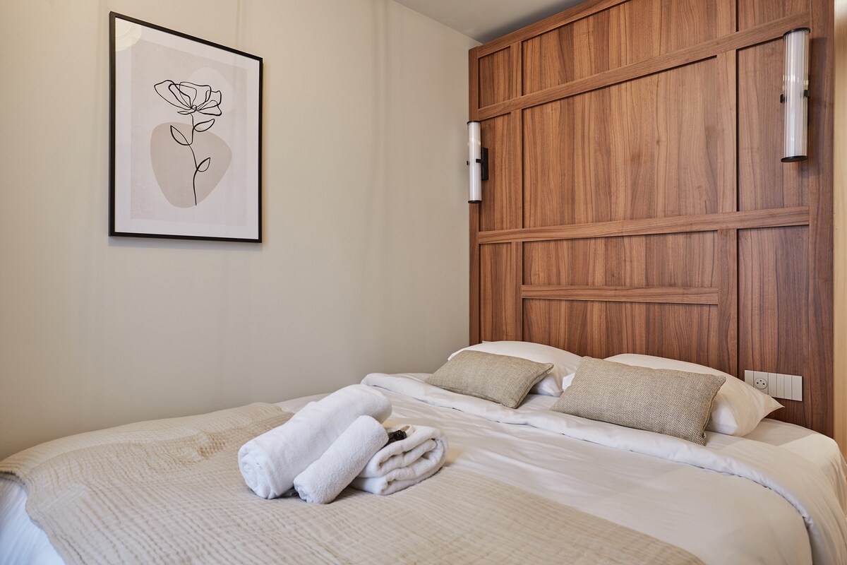 חדר שינה עם מיטת קווין סייז וטלוויזיה חכמה