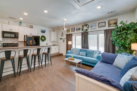 Pet-Friendly Getaway w/ Projector in Lake Dallas!
