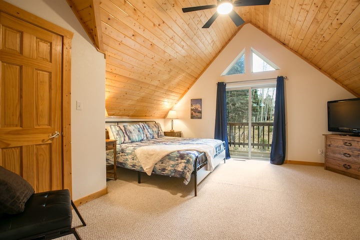 ห้องสวีทหลักมีระเบียงส่วนตัวที่มองเห็นป่า