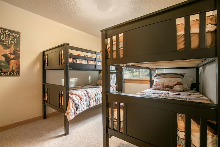 ห้องสำหรับเด็กๆทุกคนในห้องเตียงสองชั้นนี้!