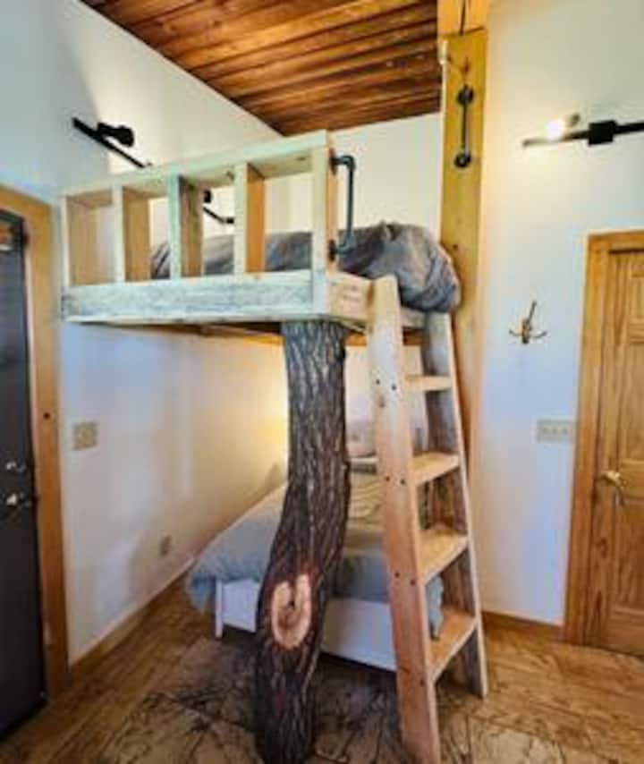 Podkrovná menšia manželská posteľ a dvojposteľová posteľ