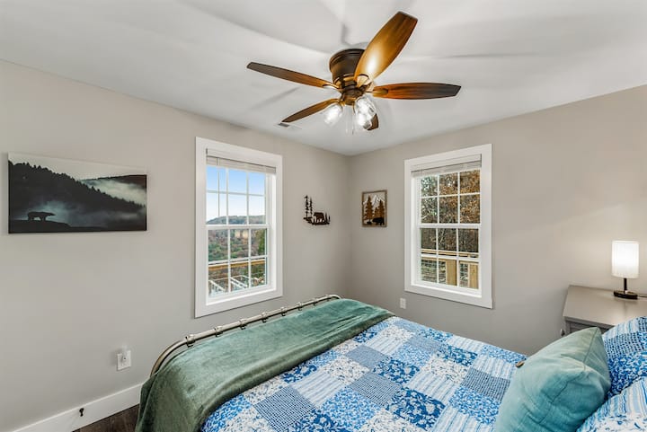 Მთის კრესტის ხედები „Bearly Heaven“ საძინებლიდან