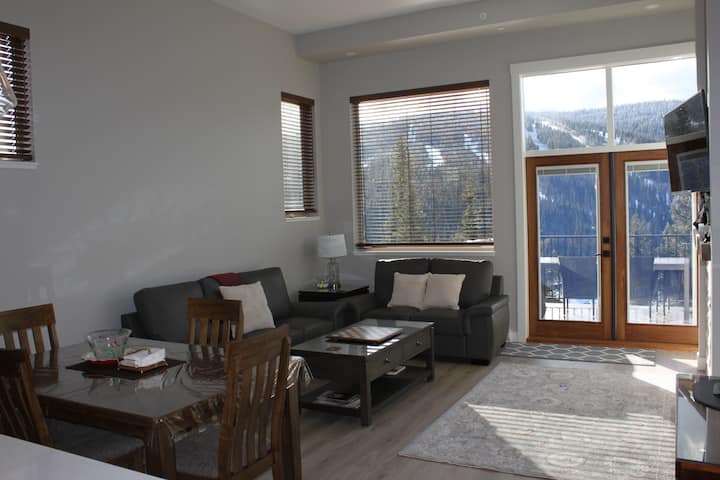 Magnificent View Top Floor Condo - Sun Peaks Resort