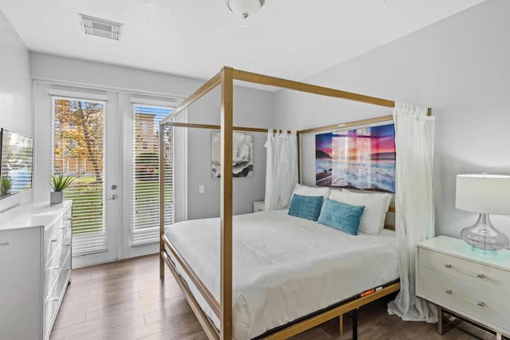 غرفة نوم في الطابق الأرضي بسرير كبير وحمام ملحق