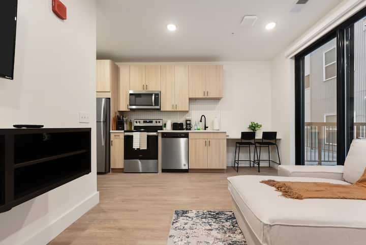 Modern Apt W/ Hulu, Gym & Parking Near Restaurants - Pittsburgh