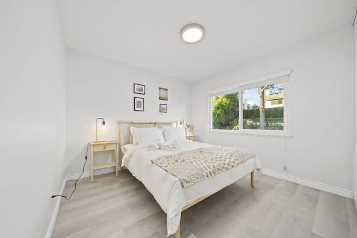 Საძინებელი 3 ერთადგილიანი საწოლით.