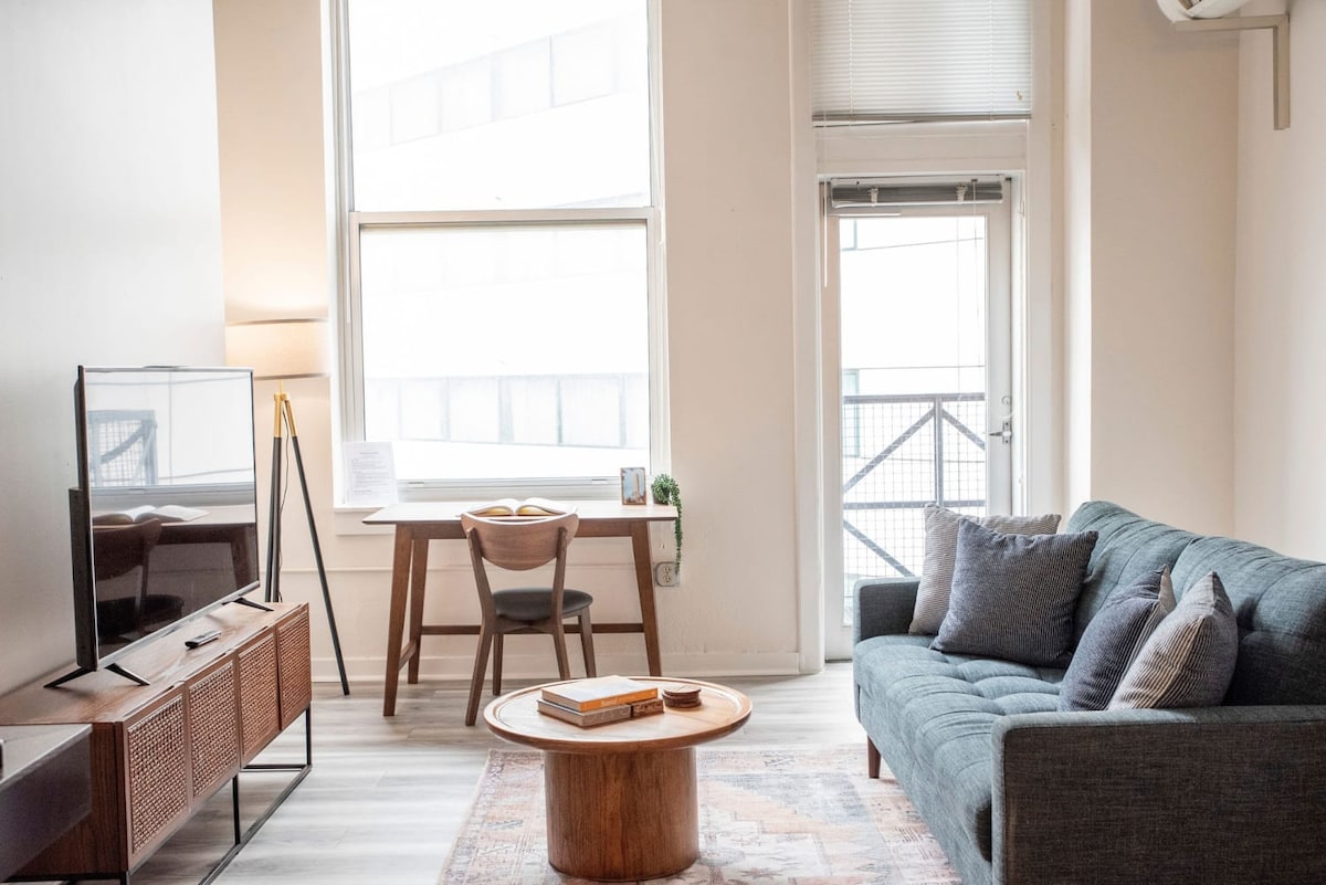 Curated visual reference: Gallery Detail: 5Br Cozysuites The Block Direct Skybridge Access