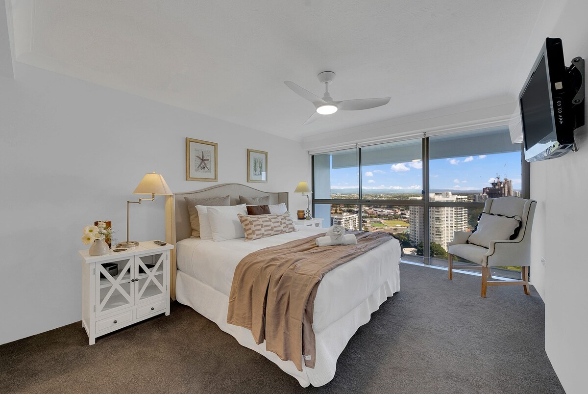 Главна спална соба , брачен кревет (широк 180 - 200 см