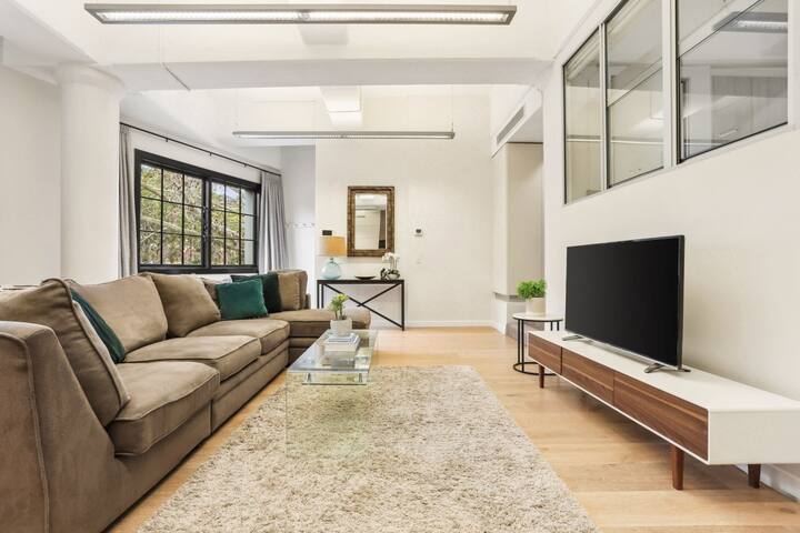 Renovated Warehouse Conversion In Heart Of Sydney! gallery image 3