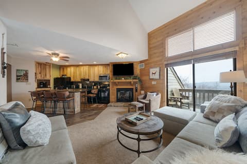 Sleeps 8, 3BR-5bed, Ski In/Out, Pool, Free Shuttle