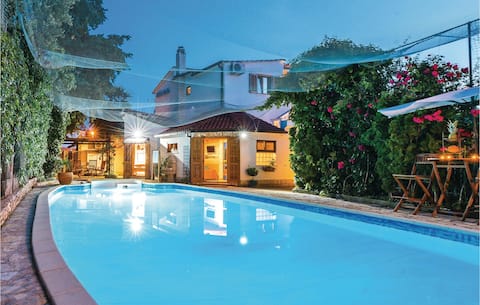 Lovely home in Rogoznica with jacuzzi
