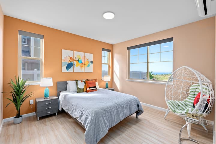 Primárna spálňa má manželskú posteľ a vlastnú kúpeľňu.