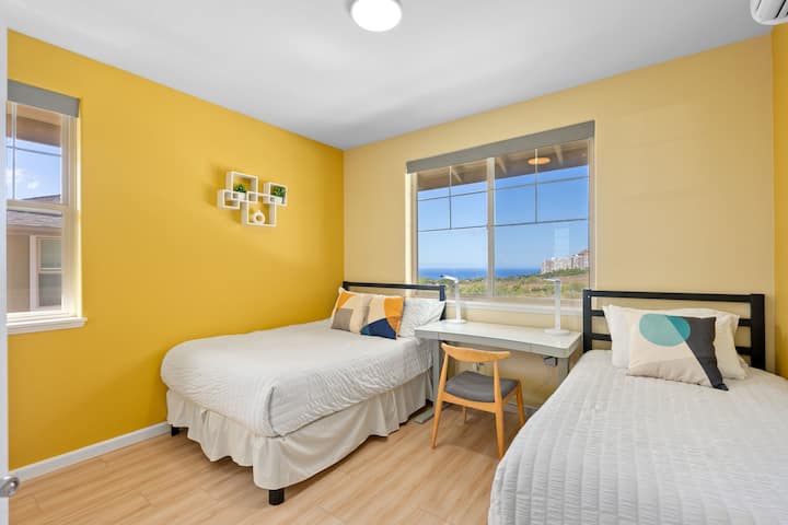 Spálňa 2 je vybavená manželskou posteľou, oddelenými posteľami, posteľou a pracovným priestorom.