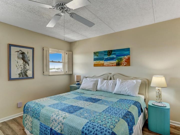 Habitación de invitados con cama tamaño king