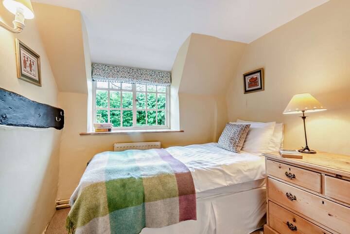 The Glen, Ilmington Bedroom 3 - StayCotswold