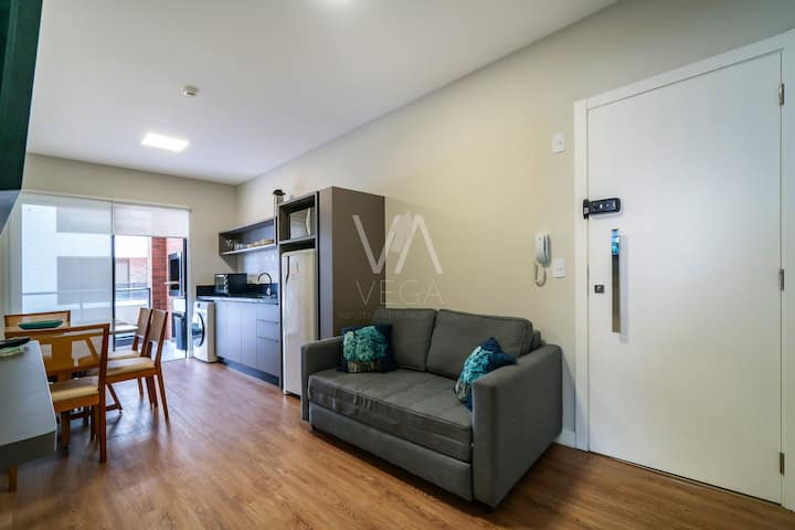 Dhomë ndenjjeje me divan-krevat, ajër të kondicionuar, televizor inteligjent me transmetime dhe Wi-Fi.