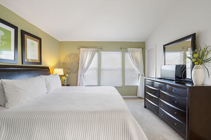 Master King Bedroom 1 Upstairs Attached Bathroom
 Televisheni ya inchi 24
