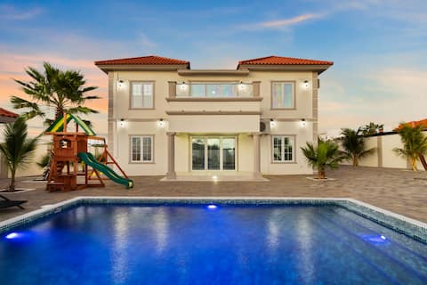 New Lux 4 BR Private Villa & Walk to the Beach